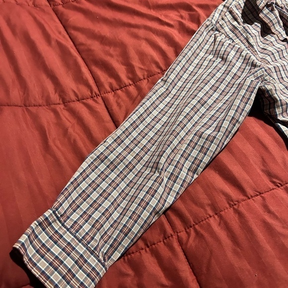 Long sleeve button down IZOD shirt - Picture 2 of 8